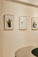 보타니컬 아트가 있는 미니멀 오피스 라운지